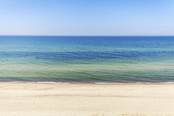 Bild eines ruhigen Meeres und Strandes. — Stockfoto