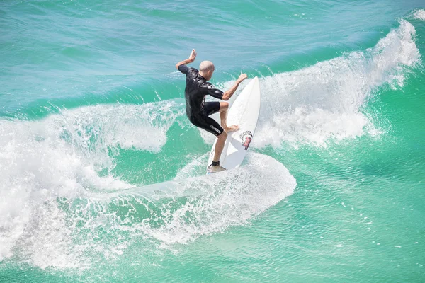 Surfer riding wave on a beautiful sunny day. — Stock Photo, Image