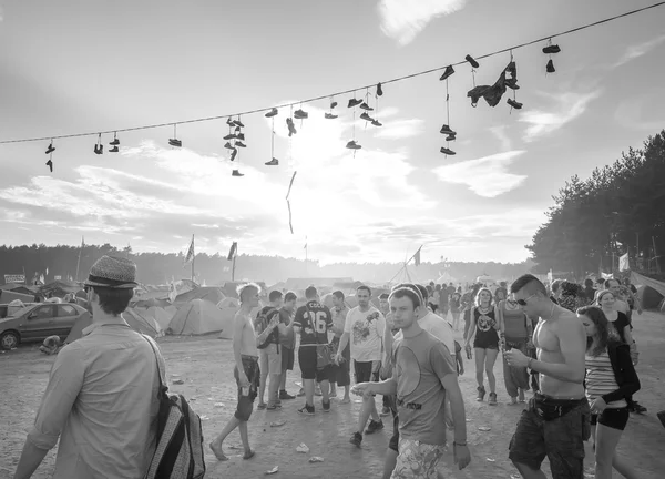 Pessoas caminhando para o palco principal no 21th Woodstock Festival Poland (Przystanek Woodstock), um dos maiores festivais de música da Europa . — Fotografia de Stock