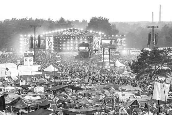 Foto em preto e branco do palco principal e tendas no 21th Woodstock Festival Poland (Przystanek Woodstock ). — Fotografia de Stock