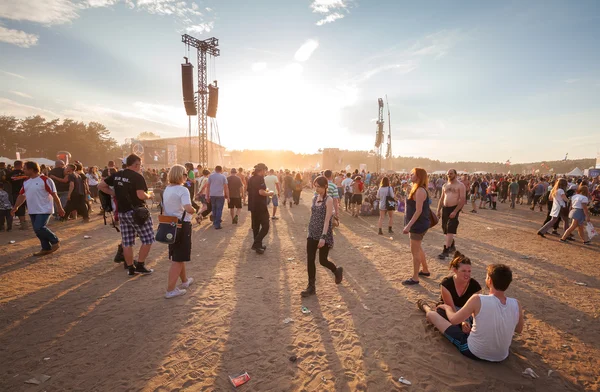 Här människorna väntar konsert vid solnedgången på 21 Woodstock Festival Polen. — Stockfoto