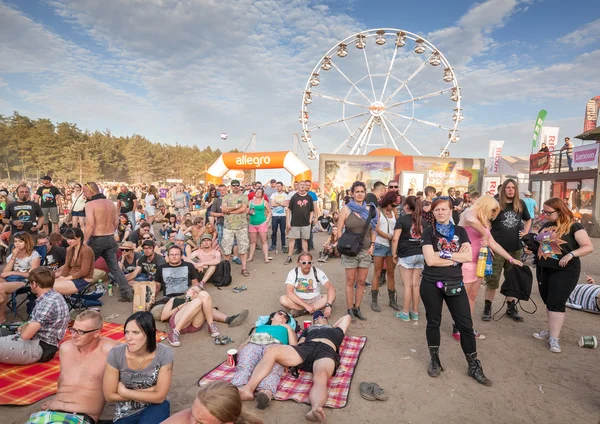 Mensen wachten voor concert voor hoofdpodium. — Stockfoto