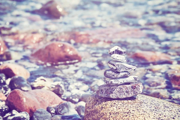 Винтажное тонированное изображение камней на пляже . — стоковое фото