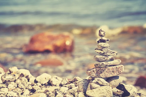 Винтажное тонированное изображение камней на пляже . — стоковое фото