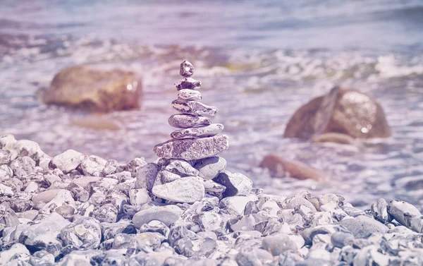 Retro getönte Steine am Strand, Harmonie-Konzept Hintergrund. — Stockfoto