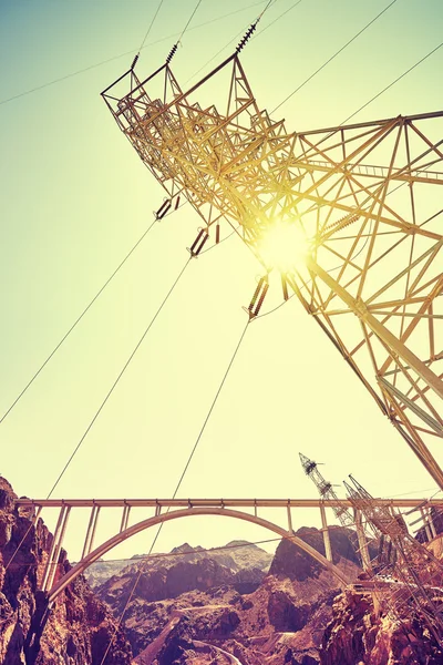 Torre de transmissão de eletricidade tonificada vintage . — Fotografia de Stock