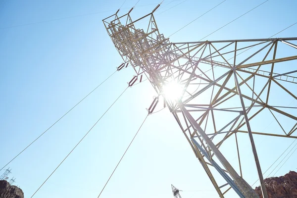 Torre de transmissão de eletricidade contra o sol — Fotografia de Stock