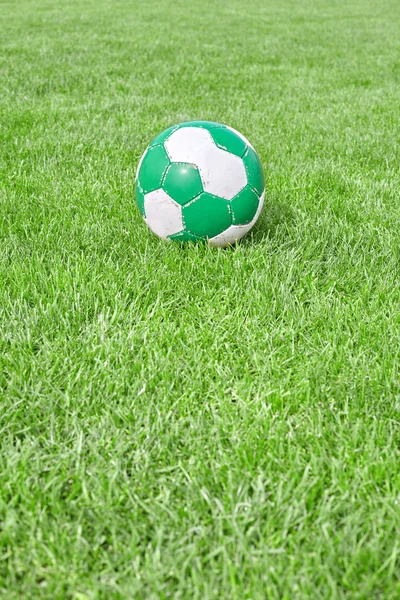 Fußball auf grünem Rasen, Platz für Text. — Stockfoto