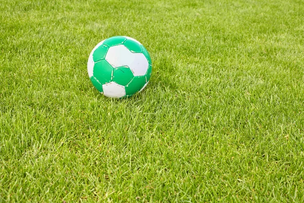 Używane piłki nożnej na trawie. — Zdjęcie stockowe