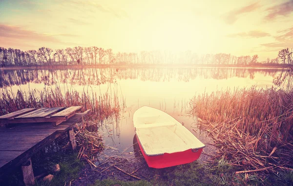 Vintage laděných člun a jezero při východu slunce — Stock fotografie