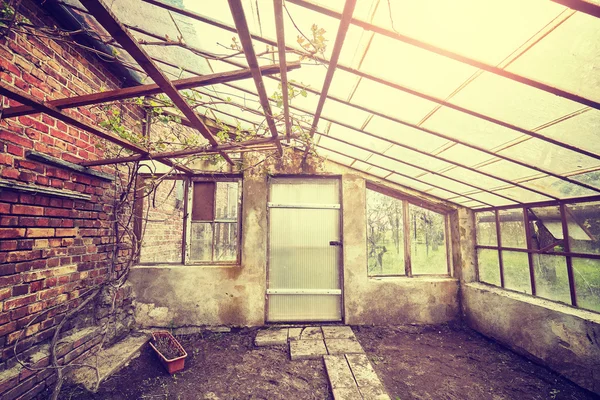 Урожай тонований старий порожній скляний будинок . — стокове фото