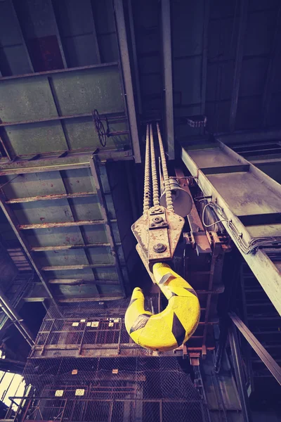 Vintage tonas crane krok i gamla övergivna kol gruva. — Stockfoto