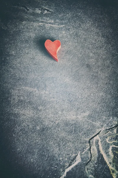 Vintage coração tonificado no fundo de pedra grunge . — Fotografia de Stock