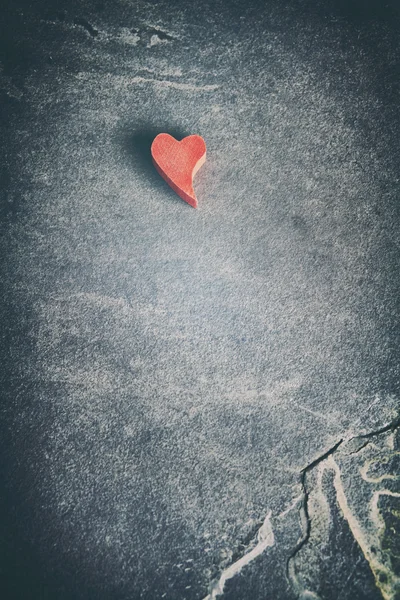 Corazón tonificado vintage sobre fondo de piedra grunge . —  Fotos de Stock