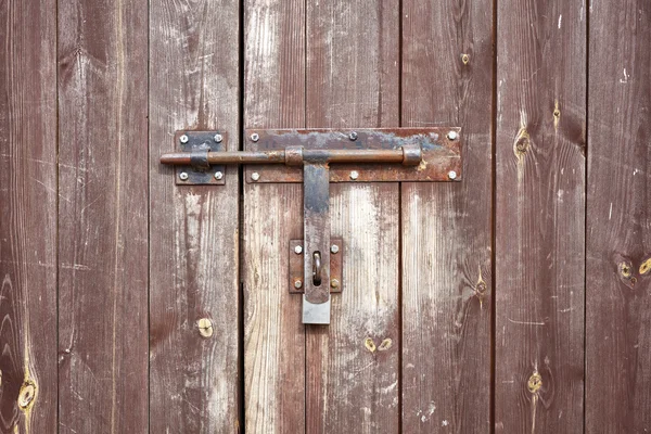 Old metal hasp on old wooden door. — Stock Photo, Image