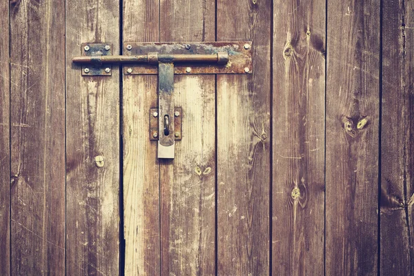 Vintage stilizzato vecchio fermaglio in metallo sulla porta di legno . — Foto Stock