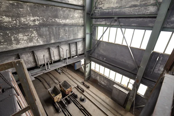 Abandonado interior de mina de carvão velho com carrinhos vazios — Fotografia de Stock
