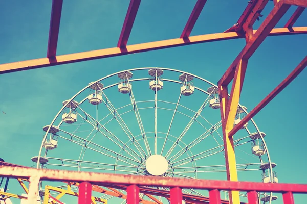 Vintage getinte foto van een amusement park — Stockfoto