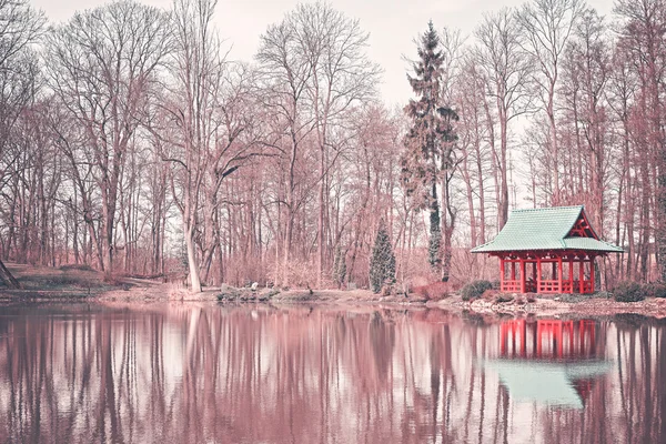 Jardín japonés retro tonificado con estanque — Foto de Stock