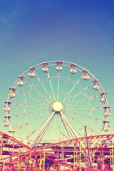 Imagen tonificada vintage de un parque de atracciones — Foto de Stock