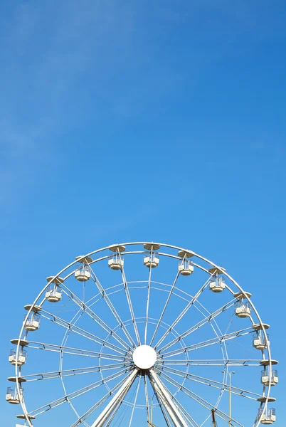 Grande roue contre ciel bleu, espace pour le texte — Photo
