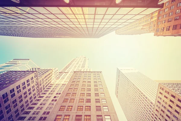 Rascacielos estilizados vintage en Manhattan al atardecer . — Foto de Stock