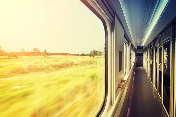 Caixilho da janela no trem ao pôr do sol, conceito de viagem . — Fotografia de Stock