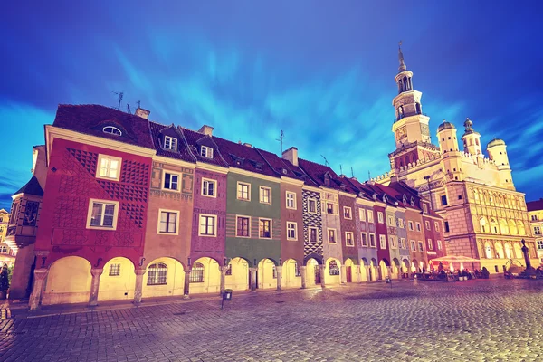 Vintage tonificado Plaza del Mercado Viejo en Poznan por la noche . — Foto de Stock