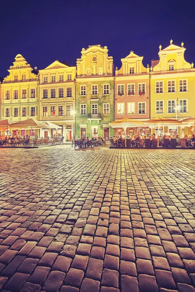 Vintage tonica Piazza del Mercato Vecchio a Poznan di notte . — Foto Stock