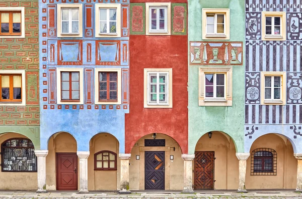 Bunte Häuser auf dem alten Marktplatz von Posen. — Stockfoto