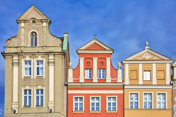 Bunte Fassaden auf dem alten Marktplatz von Posen. — Stockfoto