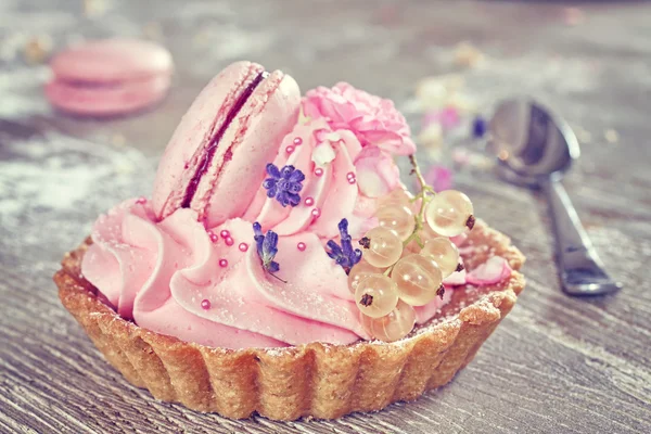 Vintage laděných dezert koláč s růžové pusinky. — Stock fotografie