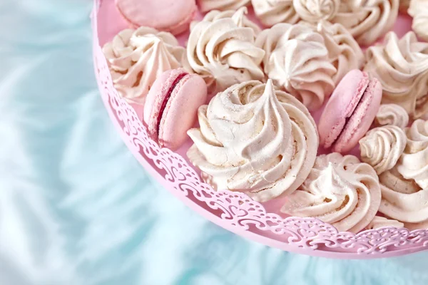 Meringues merah muda dan putih buatan sendiri di atas piring . — Stok Foto
