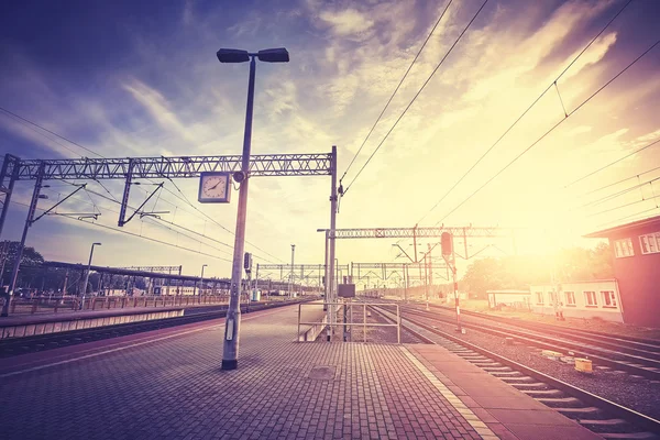 Vintage stylizované železniční stanice platforma při západu slunce. — Stock fotografie