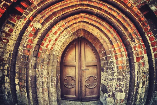 Lente de olho de peixe foto da velha porta da igreja de madeira . — Fotografia de Stock