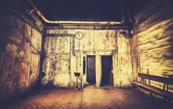 Vintage toned grunge interior with clock on a wall. — Stock Photo, Image