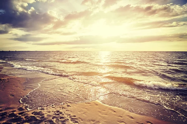 Vintage gefilterde strand bij zonsondergang. — Stockfoto