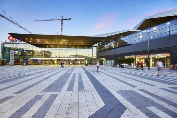 Framifrån av Wien Hauptbahnhof. — Stockfoto