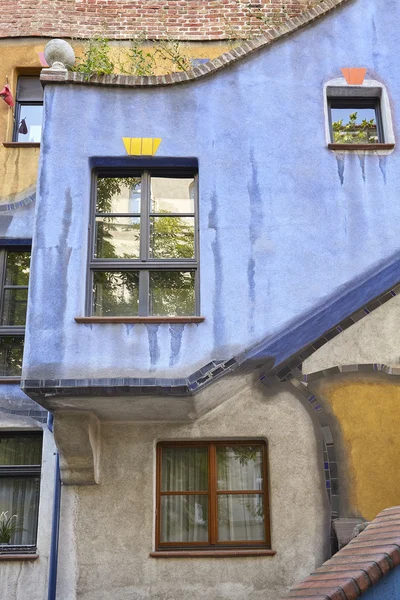 Detalhes da fachada Hundertwasserhaus . — Fotografia de Stock