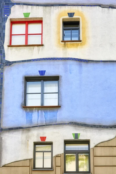 Fenster im Mehrfamilienhaus. — Stockfoto