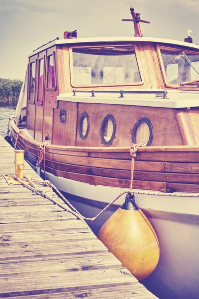 Wooden boat moored to a pier in marina. — Stock Photo, Image