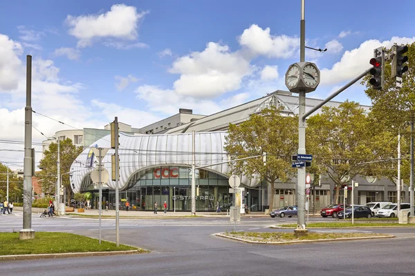 Exteriér Donau Zentrum Wagramerstraße Street, jedné z největších nákupních center ve městě. — Stock fotografie