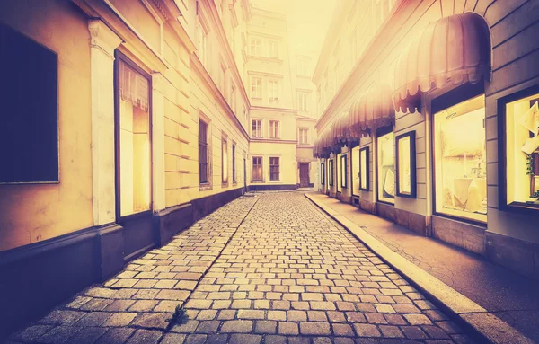 Narrow street in Vienna, Austria. — Stock Photo, Image