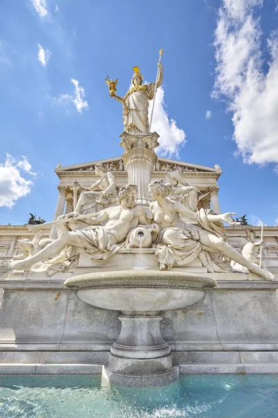 Fonte de Pallas Athena em frente à entrada principal do edifício do Parlamento Austríaco . — Fotografia de Stock