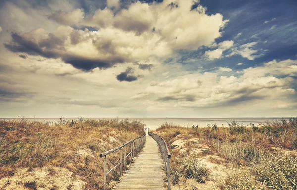 Sendero de madera que conduce a una playa . — Foto de Stock