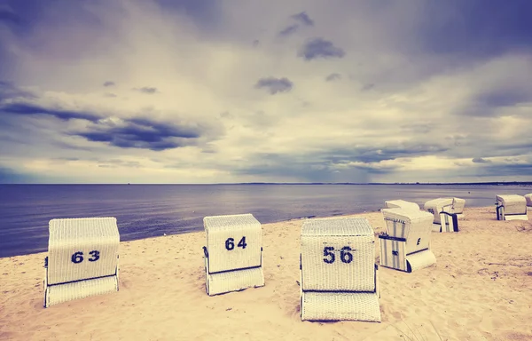 Sillas de mimbre con capucha en una playa vacía . — Foto de Stock