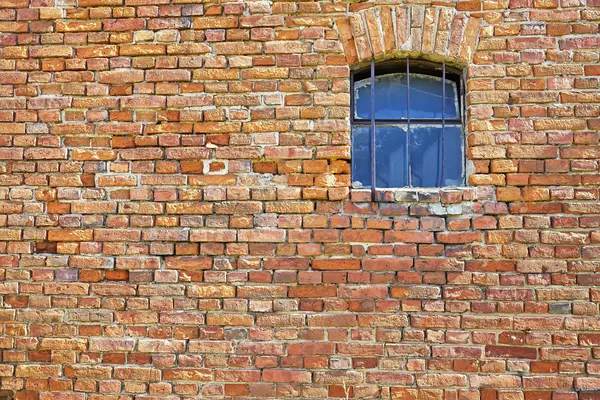 Küçük pencereli eski tuğla duvar — Stok fotoğraf
