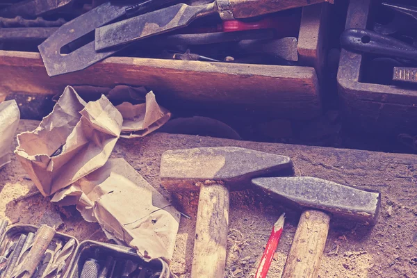 Retro getönte alte Werkzeuge auf Holztisch in der Tischlerei. — Stockfoto