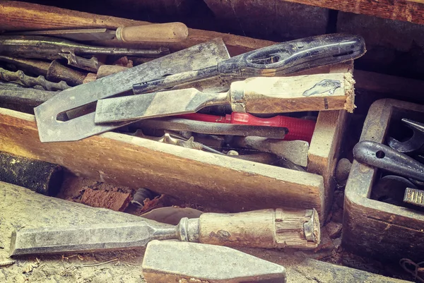 Retro getönte alte Werkzeuge auf Holztisch in der Tischlerei. — Stockfoto