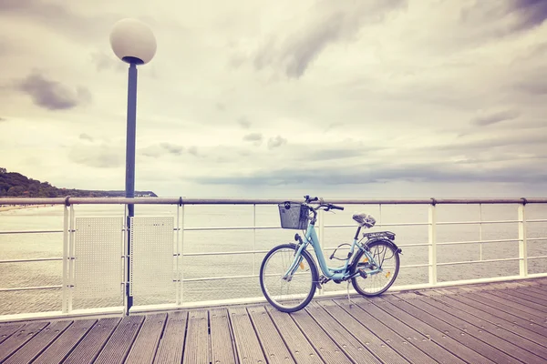 Bicicleta vintage tonificada en muelle vacío . —  Fotos de Stock